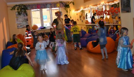 Wesoła zabawa podczas "Tańczącej Jesieni"